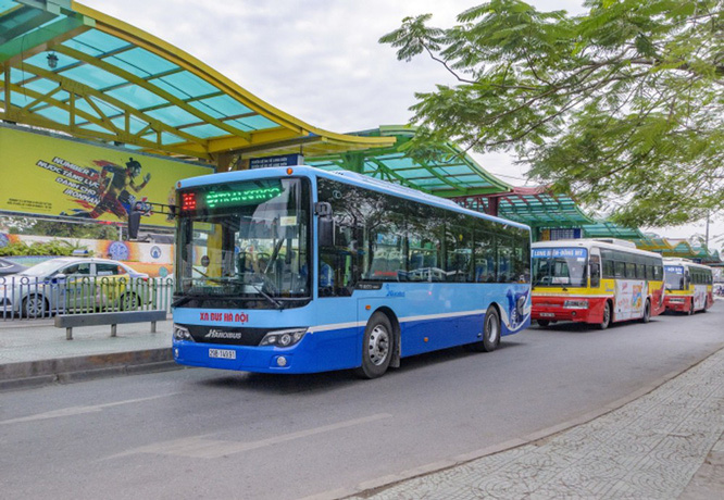 ha noi nguoi cao tuoi nguoi co cong duoc dung the xe buyt khong thoi han hinh 1