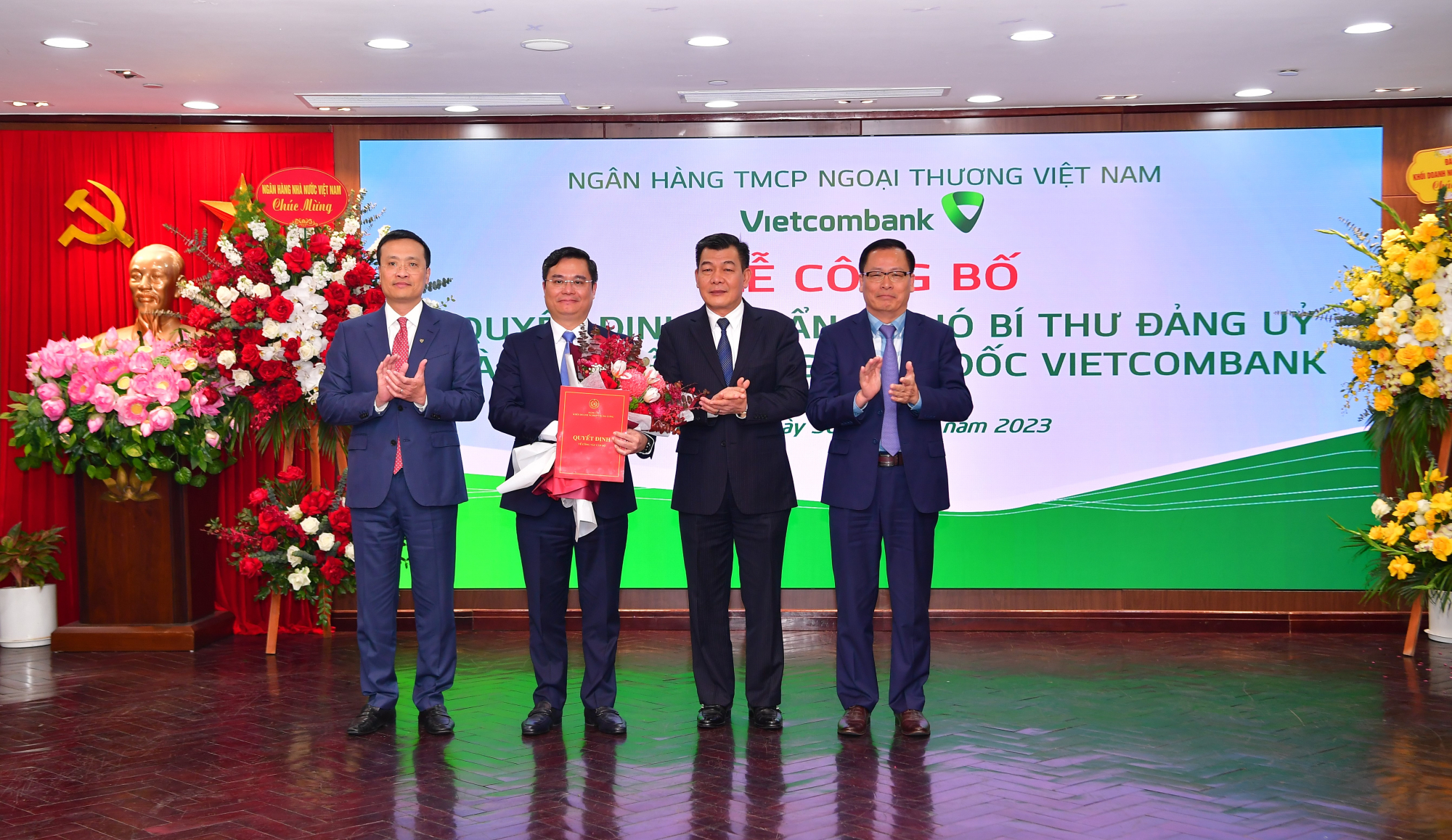 vietcombank to chuc le cong bo quyet dinh chuan y pho bi thu dang uy va bo nhiem tong giam doc hinh 2