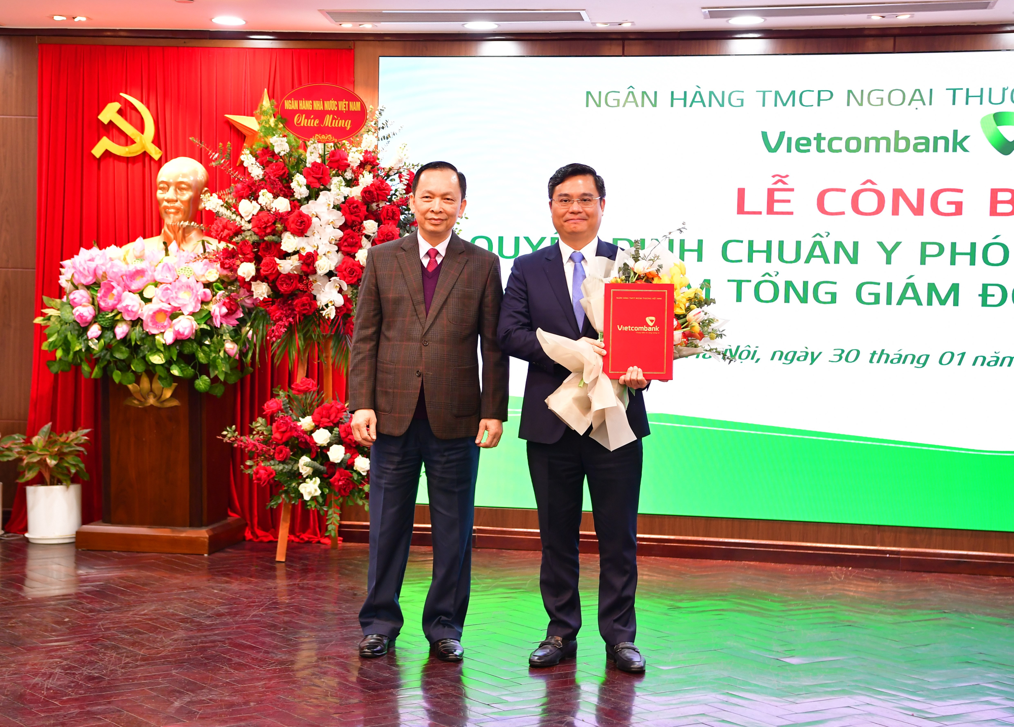 vietcombank to chuc le cong bo quyet dinh chuan y pho bi thu dang uy va bo nhiem tong giam doc hinh 4