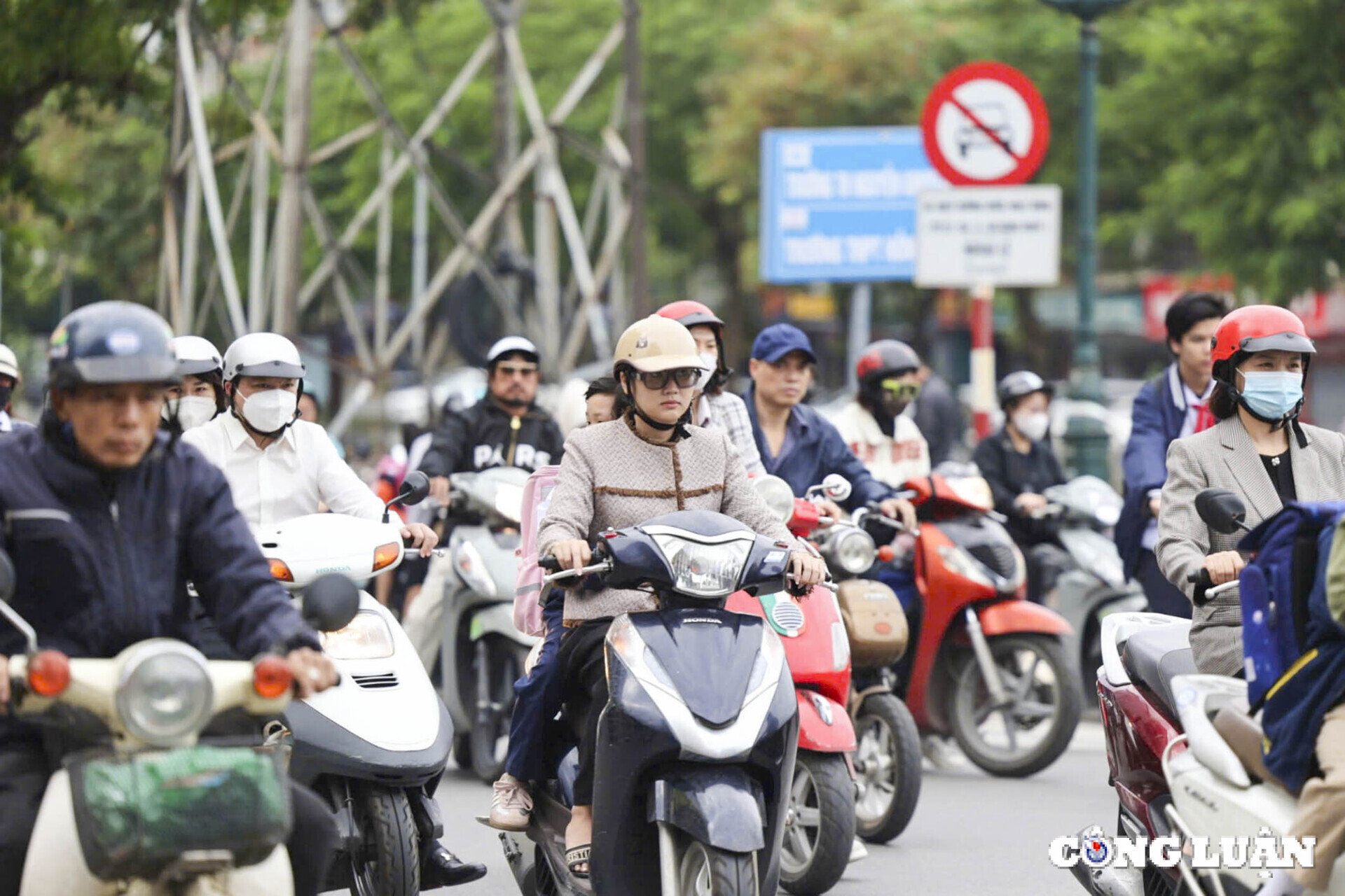 gio lanh sang som nguoi dan ha noi kin ao am khi ra duong hinh 1