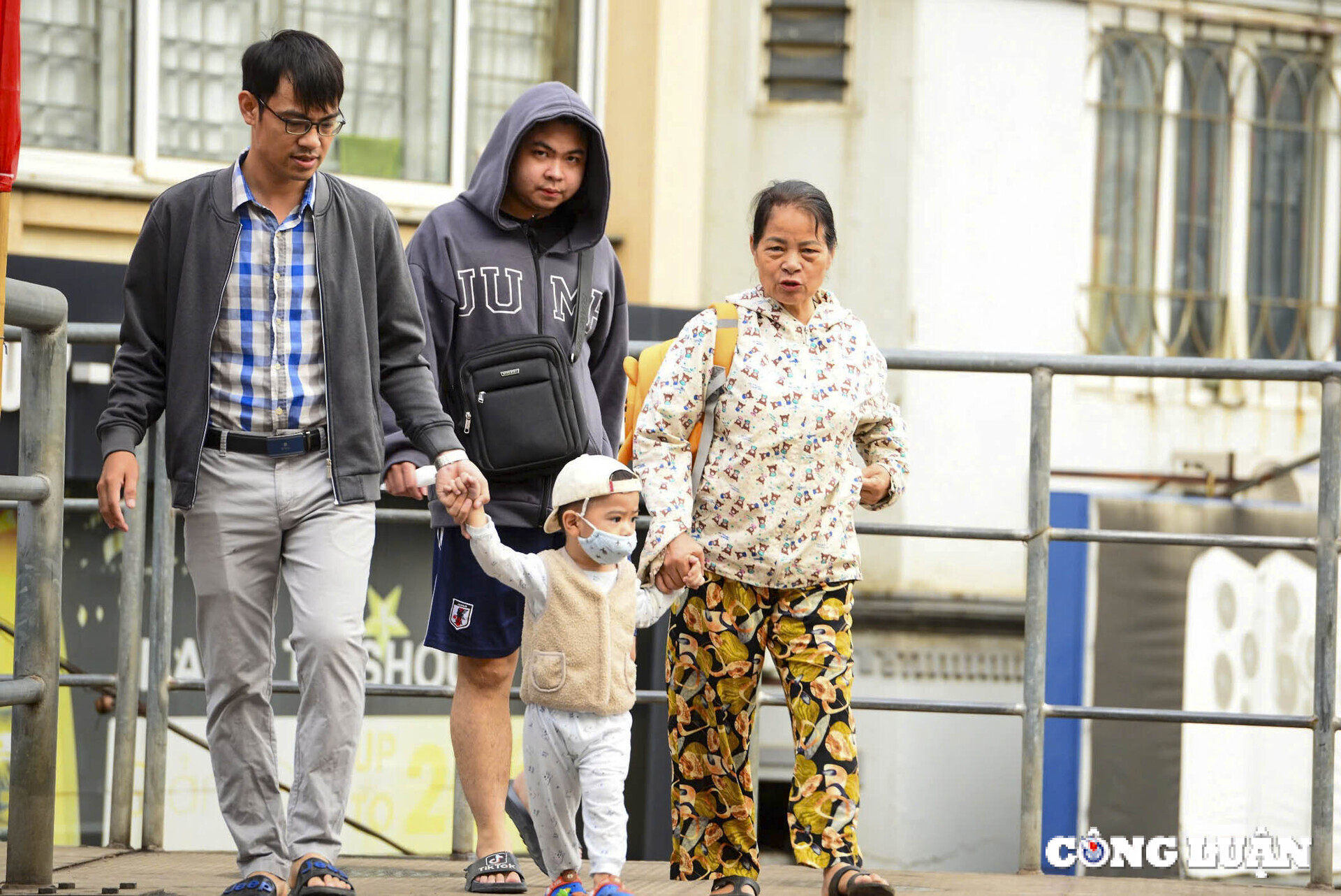 gio lanh sang som nguoi dan ha noi kin ao am khi ra duong hinh 6